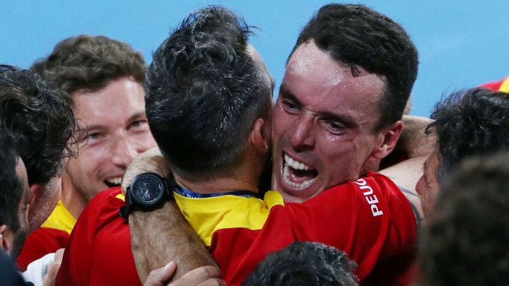 Tennis - ATP Cup - Sydney Olympic Park, Sydney, Australia - January 7, 2022 Spain's Roberto Bautista Agut celebrates with teammates after winning his semi final match against Poland's Hubert Hurkacz REUTERS / Asanka Brendon Ratnayake