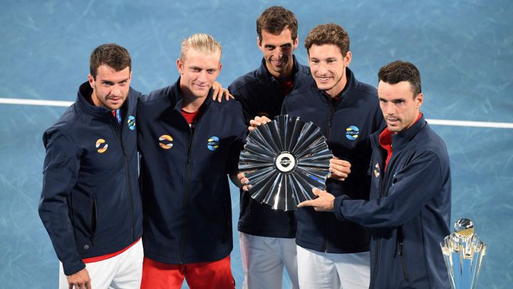 Roberto Bautista of Spain and his team pose with the trophy after his match against Felix Auger-Aliassime of Canada in their men's singles final match at 2022 ATP Cup tie between Spain and Canada in Sydney on January 9, 2022. (Photo by Muhammad FAROOQ / AFP) / - IMAGE RESTRICTED TO EDITORIAL USE - STRICTLY NO COMMERCIAL USE -