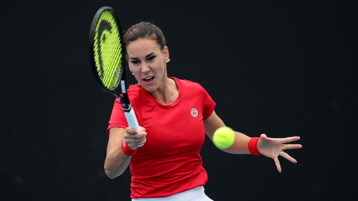 MELBOURNE, AUSTRALIA - JANUARY 05: Nuria Parrizas-Diaz of Spain plays a forehand in her match against Ellen Perez of Australia during day three of the Melbourne Summer Events at Melbourne Park on January 05, 2022 in Melbourne, Australia. (Photo by Graham Denholm/Getty Images)