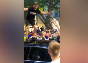 Locura en Melbourne: se suben y saltan sobre un coche en el que pensaban que estaba Djokovic