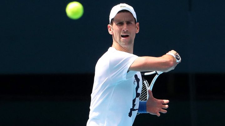El tenista serbio Novak Djokovic entrena en la pista del Rod Laver Arena antes del Open de Australia.