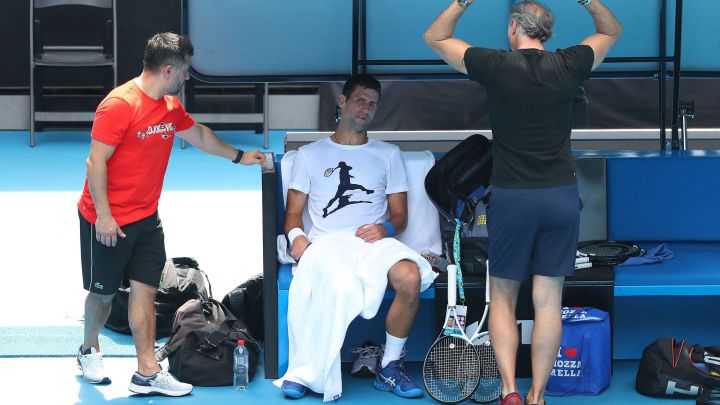 El tenista serbio Novak Djokovic descansa durante su entrenamiento de este martes para el Open de Australia.
