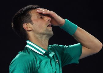 El tenista serbio Novak Djokovic se lamenta durante su partido ante Alexander Zverev en el Open de Australia 2021.
