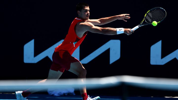 MELBOURNE, AUSTRALIA - JANUARY 16: Carlos Alcaraz of Spain plays a backhandduring a practice session ahead of the 2022 Australian Open at Melbourne Park on January 16, 2022 in Melbourne, Australia. (Photo by Clive Brunskill/Getty Images)