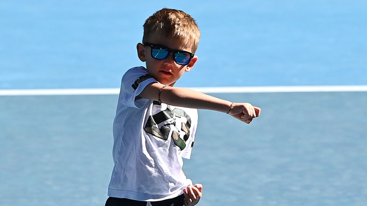Leo, hijo de la tenista bielorrusa Victoria Azarenka, pierde el control de su raqueta durante una sesión de entrenamiento antes del Abierto de Australia.