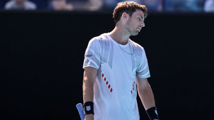 El tenista británico Cameron Norrie se lamenta durante su partido ante Sebastian Korda en primera ronda del Open de Australia 2022.