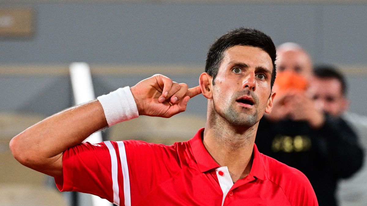 El tenista serbio Novak Djokovic reacciona durante su partido de semifinales ante Rafa Nadal en Roland Garros 2021.