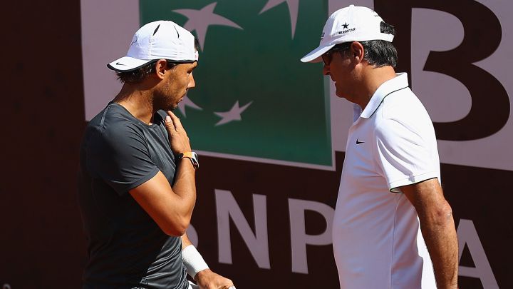 Rafa Nadal y Toni Nadal hablan durante un entrenamiento en el Masters 1.000 de Roma de 2016.