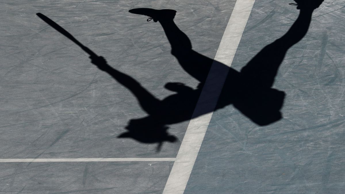 La sombra sobre la pista de la tenista suiza Belinda Bencic haciendo un saque durante su partido de segunda ronda del Abierto de Australia.