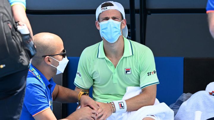 Argentina's Diego Schwartzman receives treatment during a break in his men's singles match against Serbia's Filip Krajinovic on day two of the Australian Open tennis tournament in Melbourne on January 18, 2022. (Photo by MICHAEL ERREY / AFP) / -- IMAGE RESTRICTED TO EDITORIAL USE - STRICTLY NO COMMERCIAL USE --