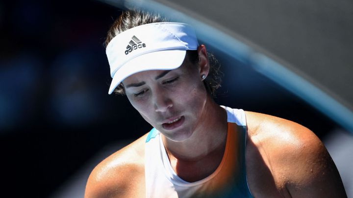 Spain's Garbine Muguruza reacts after a point against France's Alize Cornet during their women's singles match on day four of the Australian Open tennis tournament in Melbourne on January 20, 2022. (Photo by William WEST / AFP) / -- IMAGE RESTRICTED TO EDITORIAL USE - STRICTLY NO COMMERCIAL USE --