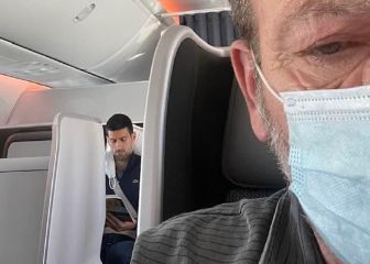 Nueva polémica con Djokovic: fotografiado en el avión sin mascarilla