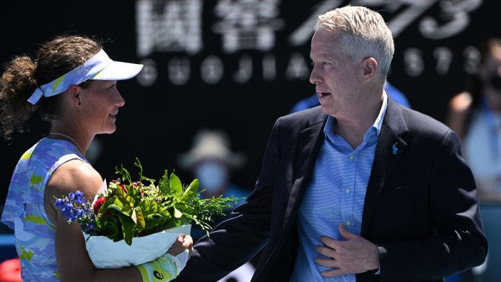 MELBOURNE, AUSTRALIA - JANUARY 20: Craig Tiley, CEO of Tennis Australia presents flowers to Samantha Stosur of Australia after playing her last career singles match against Anastasia Pavlyuchenkova of Russia during day four of the 2022 Australian Open at Melbourne Park on January 20, 2022 in Melbourne, Australia. (Photo by Quinn Rooney/Getty Images)