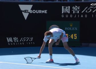 Zverev pierde los papeles y destruye su raqueta a golpes contra el suelo