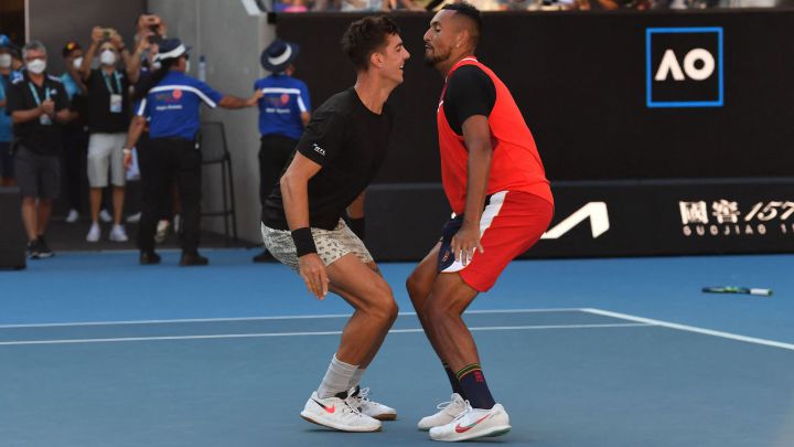 Los tenistas australianos Thanasi Kokkinakis y Nick Kyrgios celebran su victoria ante el alemán Tim Puetz y el neozelandés Michael Venus en los cuartos de final del dobles masculino del Open de Australia 2022.