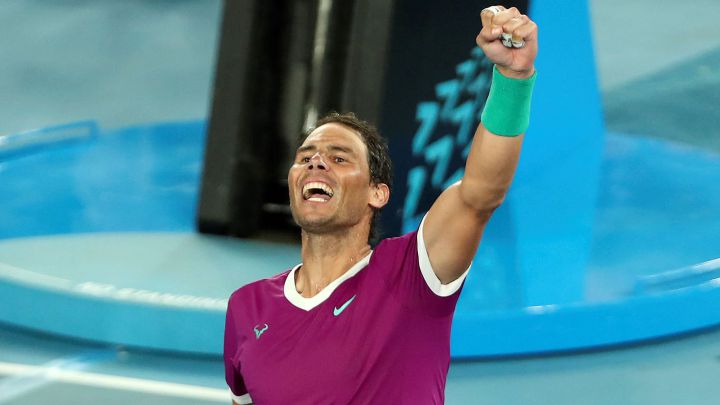 El tenista español Rafa Nadal celebra su victoria ante el italiano Matteo Berrettini en las semifinales masculinas del Open de Australia 2022.