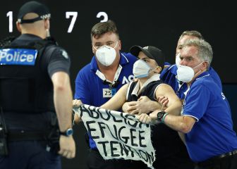 Tensión en Melbourne: una espontánea saltó a la pista