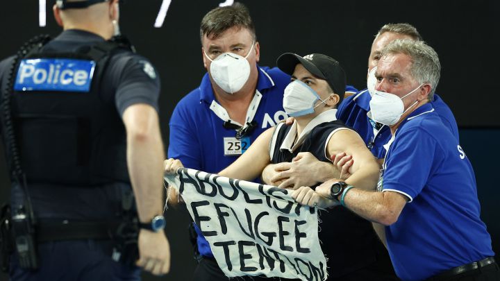 Tensión en Melbourne: una espontánea saltó a la pista