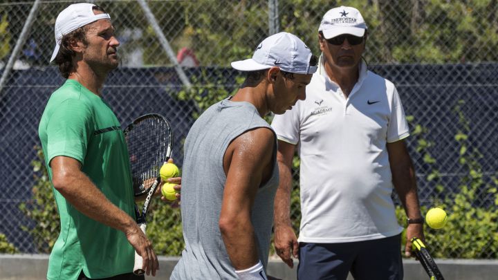 Toni Nadal, together with Rafa Nadal and Carlos Moyà during training in 2017.