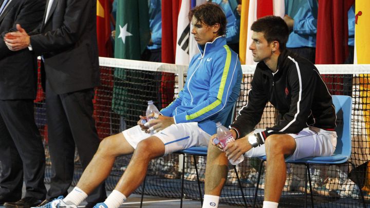 El tenista serbio Novak Djokovic y el español Rafa Nadal, durante la ceremonia de entrega de trofeos tras la final del Open de Australia 2012.