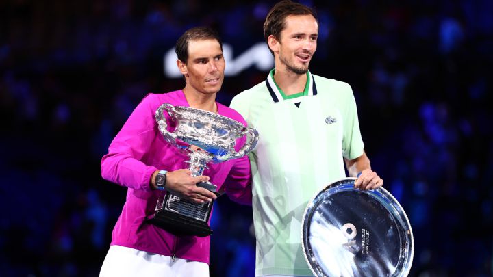 El tenista español Rafa Nadal y el tenista ruso Daniil Medvedev posan con los trofeos de campeón y subcampeón respectivamente tras la final del Open de Australia 2022.