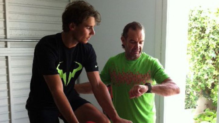 El tenista español Rafa Nadal, durante un entrenamiento con su preparador físico Joan Forcades.