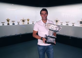 Rafa Nadal lleva el trofeo de Australia a la vitrina de su museo