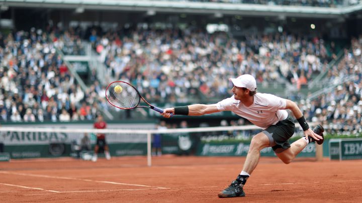 El tenista británico Andy Murray devuelve una bola durante su partido ante Novak Djokovic en la final de Roland Garros 2016.