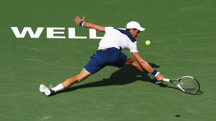 El tenista serbio Novak Djokovic devuelve una bola durante su partido ante Taro Daniel en el BNP Paribas Open, el Masters 1.000 de Indian Wells de 2018, en el Indian Wells Tennis Garden de Indian Wells, California.