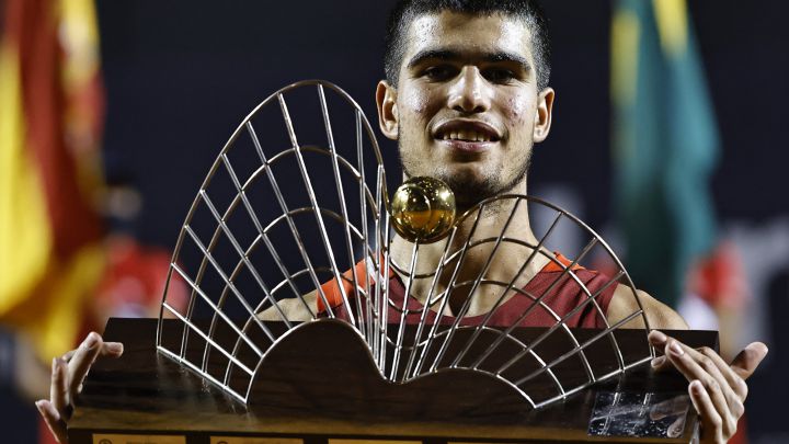 RIO DE JANEIRO, BRAZIL - FEBRUARY 20: Carlos Alcaraz of Spain celebrates with the trophy after defeating Diego Schwartzman of Argentina after the men's singles final match of the ATP Rio Open 2022 at Jockey Club Brasileiro on February 20, 2022 in Rio de Janeiro, Brazil .  (Photo by Buda Mendes/Getty Images) (Photo by Buda Mendes/Getty Images)