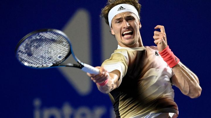German Alexander Zverev returns a ball during his match against Jenson Brooksby at the Mexican Tennis Open, the ATP 500 in Acapulco, in a match that ended at 4:54 a.m. local time.