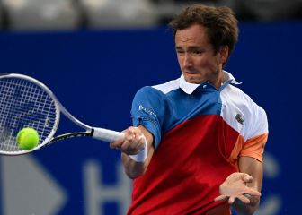 Medvedev aguanta el pulso con Djokovic y Berrettini se retira