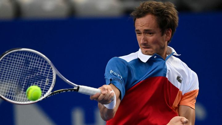 Russia's Daniil Medvedev returns the ball to France's Benoit Paire during their Mexico ATP Open 500 tennis match at the Arena GNP in Acapulco, Mexico, on February 22, 2022. (Photo by PEDRO PARDO / AFP)