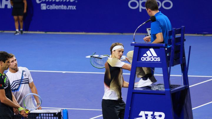 German Alexander Zverev hits the umpire's chair with his racket after the end of his Mexico ATP Open 500 doubles tennis match in Acapulco, Mexico, on February 23, 2022. - German Olympic tennis champion Alexander Zverev said there "was no excuse" for smashing his racket on the umpire's chair several times and his foul-mouthed rant at the official was "unacceptable", as he was expelled from the Acapulco Open by the ATP.  (Photo by Marcos DOMINGUEZ / Abierto Mexicano de Tenis / AFP) / RESTRICTED TO EDITORIAL USE - MANDATORY CREDIT "AFP PHOTO / MEXICAN TENNIS OPEN / MARCOS DOMINGUEZ " - NO MARKETING - NO ADVERTISING CAMPAIGNS - DISTRIBUTED AS A SERVICE TO CLIENTS