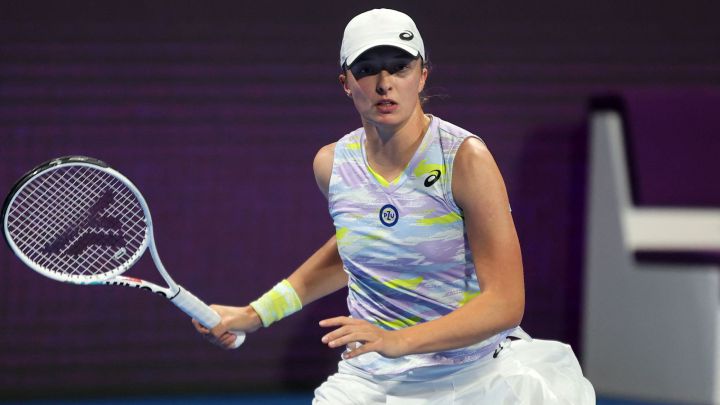 Iga Swiatek of Poland returns the ball to Anett Kontaveit of Estonia during the final match of the 2022 WTA Qatar Open in Doha on February 26, 2022. (Photo by KARIM JAAFAR / AFP)
