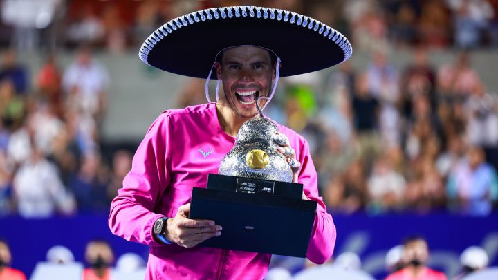ACAPULCO, MEXICO - FEBRUARY 26: Rafael Nadal of Spain celebrates with the champion trophy after winning the final match between Rafael Nadal of Spain and Cameron Norrie of Great Britain as part of the Telcel ATP Mexican Open 2022 at Arena GNP Seguros on February 26, 2022 in Acapulco, Mexico.  (Photo by Hector Vivas/Getty Images)