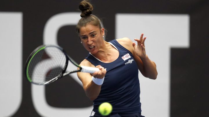 La tenista española Sara Sorribes devuelve una bola durante su partido ante Belinda Bencic en el torneo de Ostrava de 2021.