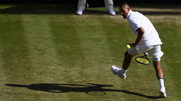 El tenista australiano Nick Kyrgios devuelve una bola durante su partido ante Rafa Nadal en el torneo de Wimbledon de 2019.