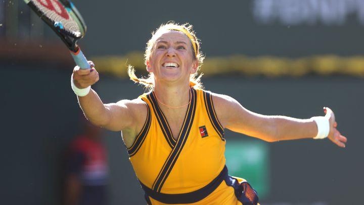 INDIAN WELLS, CALIFORNIA - OCTOBER 17: Victoria Azarenka of Belarus hit a forehand shot against Paula Badosa of Spain during the Women's Singles Final match on Day 14 of the BNP Paribas Open on October 17, 2021 in Indian Wells, California.  Sean M. Haffey/Getty Images/AFP == FOR NEWSPAPERS, INTERNET, TELCOS & TELEVISION USE ONLY ==