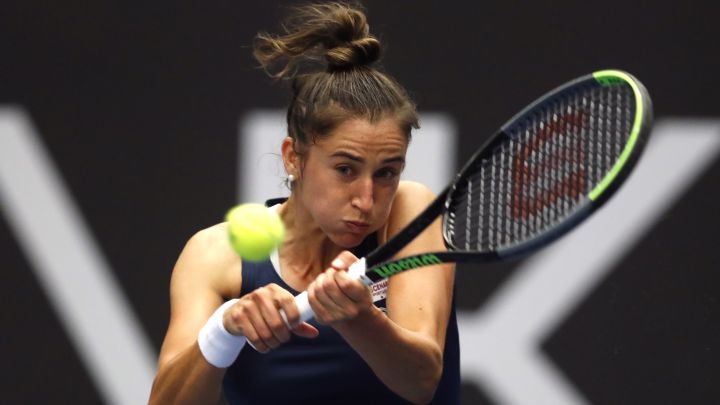 La tenista española Sara Sorribes devuelve una bola durante su partido ante Belinda Bencic en el Torneo de Ostrava.
