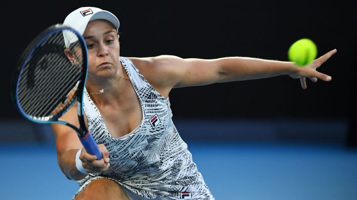 La tenista australiana Ashleigh Barty devuelve una bola durante su partido ante la estadounidense Jessica Pegula en el Open de Australia 2022.