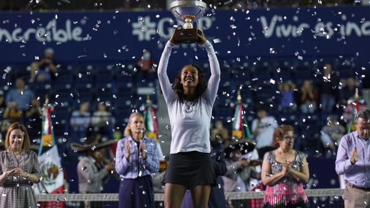 Canadian tennis player Leylah Fernández lifts the title of champion of the 2022 GNP Seguros de Monterrey Open after beating Colombian María Camila Osorio in the final.
