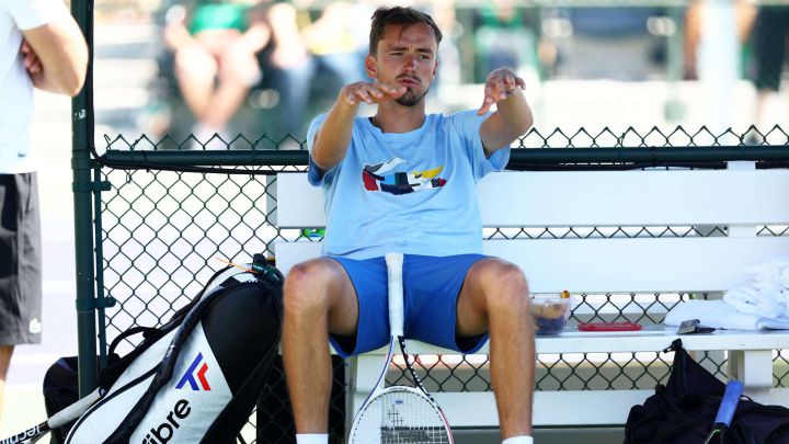 INDIAN WELLS, CALIFORNIA - MARCH 09: Daniil Medvedev of Russia takes a break during a practice session on Day 3 of the BNP Paribas Open at the Indian Wells Tennis Garden on March 09, 2022 in Indian Wells, California.  Clive Brunskill/Getty Images/AFP == FOR NEWSPAPERS, INTERNET, TELCOS & TELEVISION USE ONLY ==