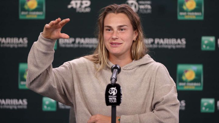 INDIAN WELLS, CALIFORNIA - MARCH 09: Aryna Sabalenka of Belarus fields questions from the media during the BNP Paribas Open at the Indian Wells Tennis Garden on March 09, 2022 in Indian Wells, California.  Matthew Stockman/Getty Images/AFP == FOR NEWSPAPERS, INTERNET, TELCOS & TELEVISION USE ONLY ==
