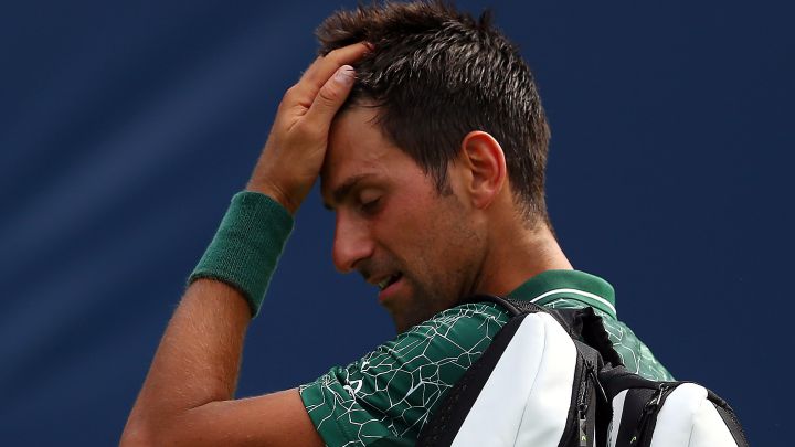 El tenista serbio Novak Djokovic abandona la pista tras su derrota ante Stefanos Tsitsipas en el Masters 1.000 de Canadá de 2019.