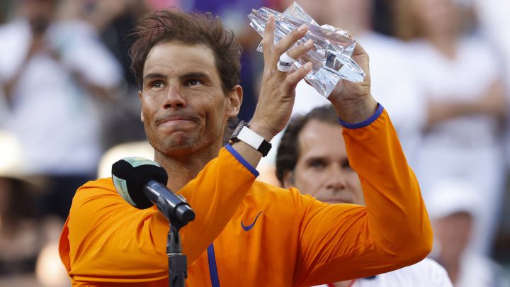 20 March 2022, US, Indian Wells: Spanish tennis player Rafael Nadal holds the runner-up trophy after the Men's Singles Final Tennis match against USA's Taylor Fritz during the Indian Wells Masters tennis tournament at Indian Wells Tennis Garden. Photo: Charles Baus/CSM via ZUMA Press Wire/dpa Charles Baus/CSM via ZUMA Press / DPA 20/03/2022 ONLY FOR USE IN SPAIN