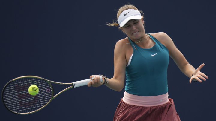 MIAMI GARDENS, FLORIDA - MARCH 25: Elise Mertens of Belgium returns a shot to Linda Fruhvirtova of Czechia during the 2022 Miami Open presented by ItaxFA at Hard Rock Stadium on March 25, 2022 in Miami Gardens, Florida.  Mark Brown/Getty Images/AFP == FOR NEWSPAPERS, INTERNET, TELCOS & TELEVISION USE ONLY ==