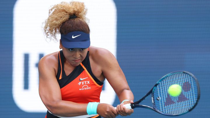 MIAMI GARDENS, FLORIDA - MARCH 31: Naomi Osaka of Japan returns a shot to Belinda Bencic of Switzerland in their Women's semifinal match during the Miami Open at Hard Rock Stadium on March 31, 2022 in Miami Gardens, Florida.  Michael Reaves/Getty Images/AFP == FOR NEWSPAPERS, INTERNET, TELCOS & TELEVISION USE ONLY ==