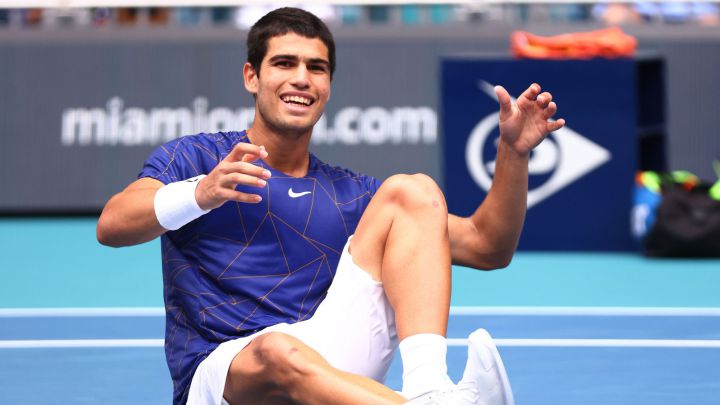 MIAMI GARDENS, FLORIDA - APRIL 03: Carlos Alcaraz of Spain celebrates match point against Casper Ruud of Norway in the Men's Singles final during the Miami Open at Hard Rock Stadium on April 03, 2022 in Miami Gardens, Florida.  Michael Reaves/Getty Images/AFP == FOR NEWSPAPERS, INTERNET, TELCOS & TELEVISION USE ONLY ==