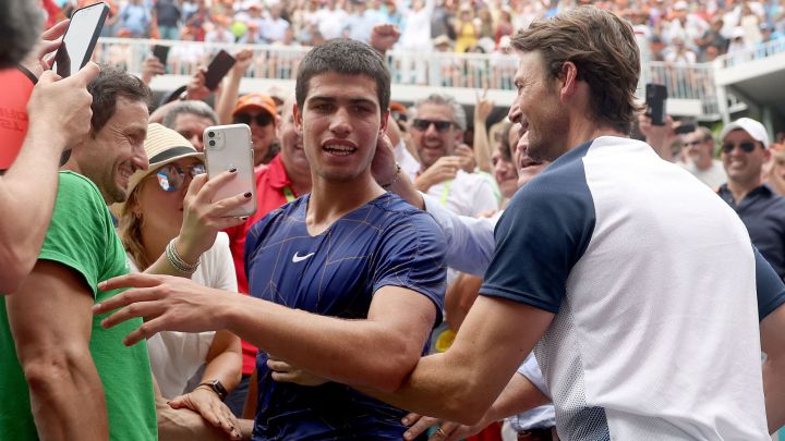 MIAMI GARDENS, FLORIDA - APRIL 03: Carlos Alcaraz of Spain celebrates with Juan Carlos Ferrero after defeating Casper Ruud of Norway during the men's final of the Miami Open at Hard Rock Stadium on April 03, 2022 in Miami Gardens, Florida.  Matthew Stockman/Getty Images/AFP == FOR NEWSPAPERS, INTERNET, TELCOS & TELEVISION USE ONLY ==
